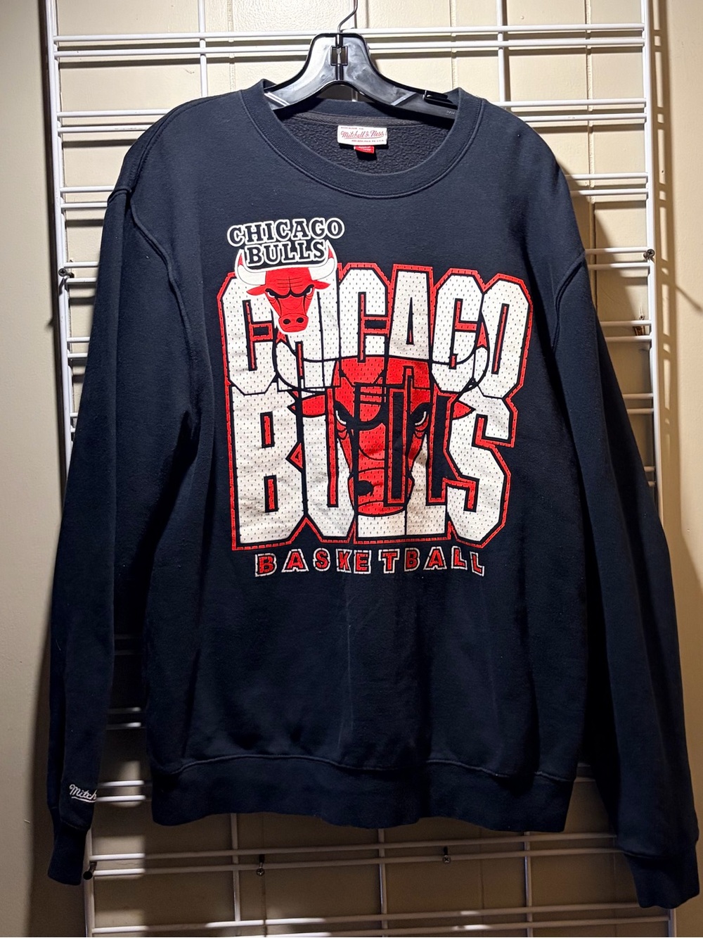 Mitchell & Ness Crewneck with Red Chicago Bulls Graphic, size Large